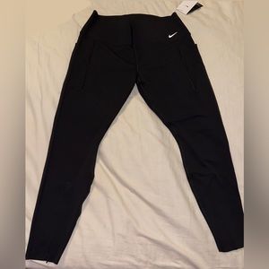NWT Women’s Nike Universa leggings.